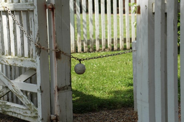 ball-chain-fence