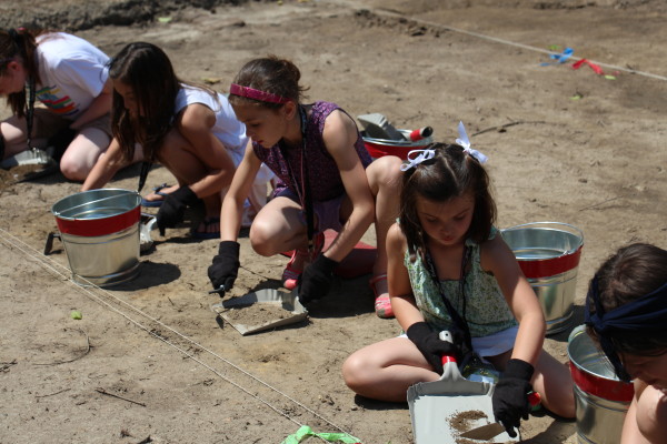 Girls-lined-up-dig