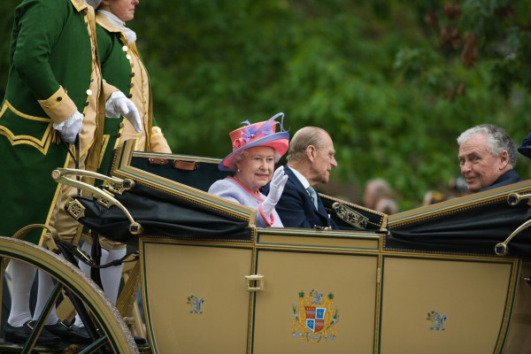 Queen Elizabeth took a carriage ride down Duke of Gloucester St. in 2007.