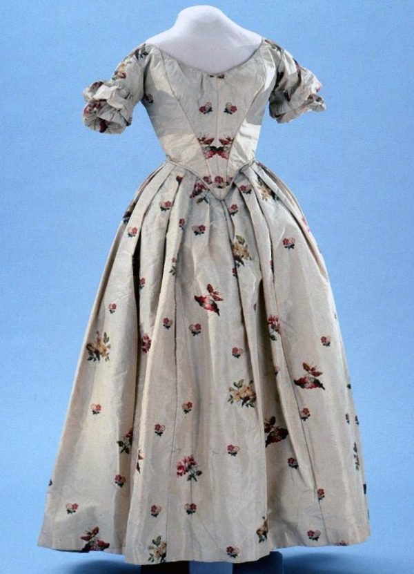 Womans gown brocaded silk 1840s emuseum Acc No 1930-367