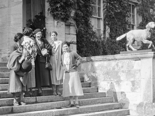 Some of the ladies at Mount Airy Plantation, ancestral home of the Tayloe family. Susan Nash, Misses Louise Tayloe, Bessie Tayloe, Estelle Tayloe, and Mrs. Stansbury. Dusan Higginson Nash Photography Collection.